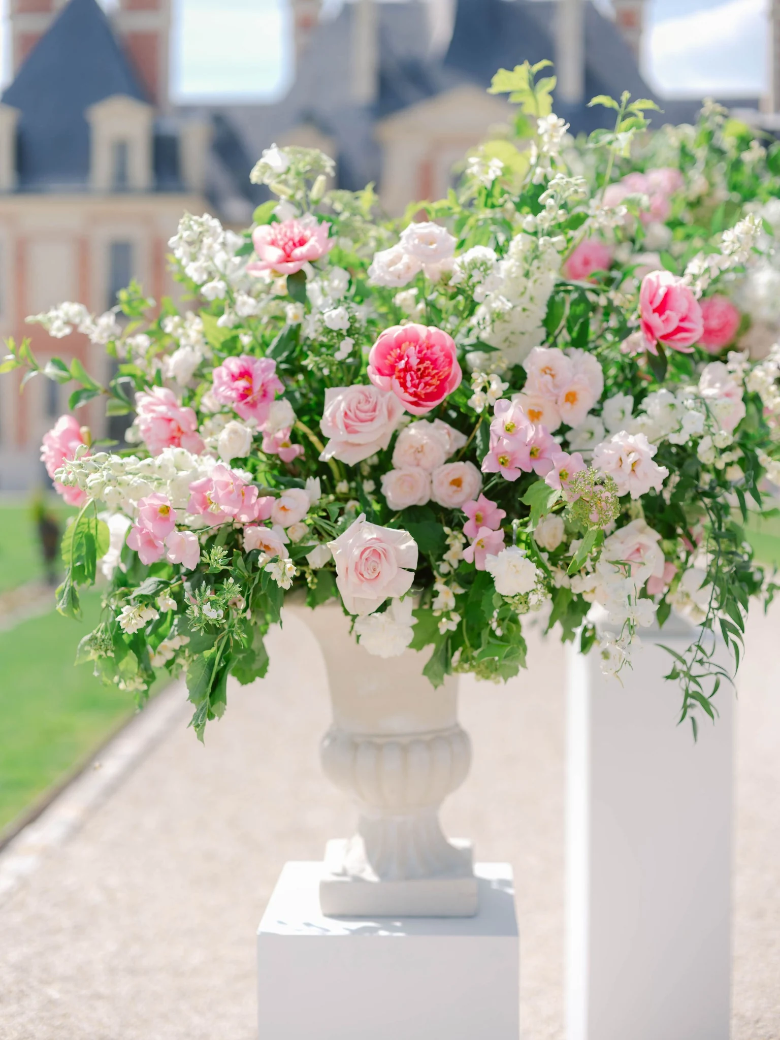 Pink and ivory floral arrangement beside the château